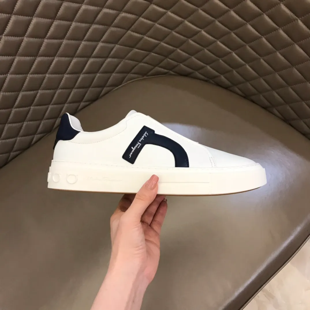 p400【Salvatore Ferraga**】New men's low-top casual shoes! Top-quality cow products, original lasts, made of imported cowhide, first-class texture, first-layer sheepskin lining! Original outsole! The details are exquisite and the style is versatile and upscale! Decorated with a three-dimensional Gancini logo, the back of the tongue and lace-up piping add a pop of color. The high-tech sole features a holographic pattern and Gancini details, making it ideal for a practical yet stylish everyday look. Code number 38-44 (45 can be customized)